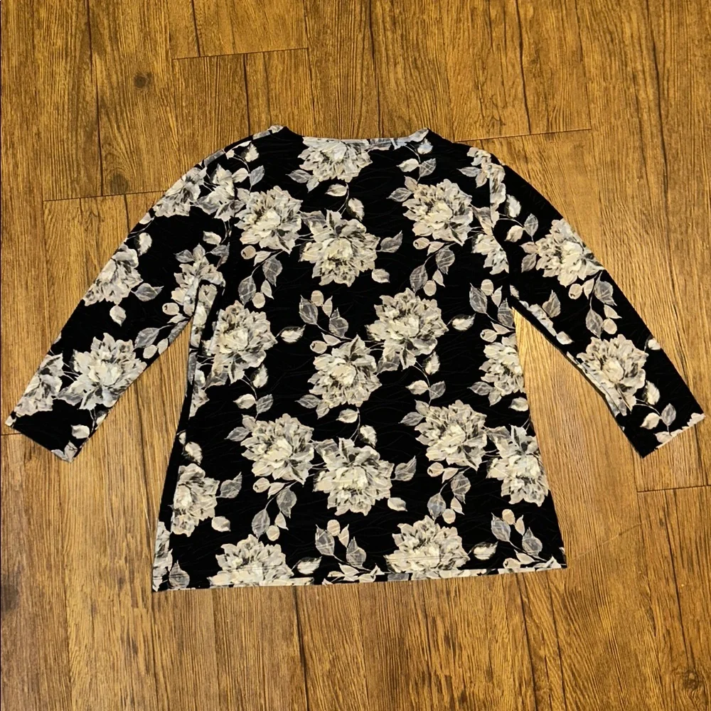 Croft & Barrow Black and Cream Leaf Pattern Top - Picture 4 of 7